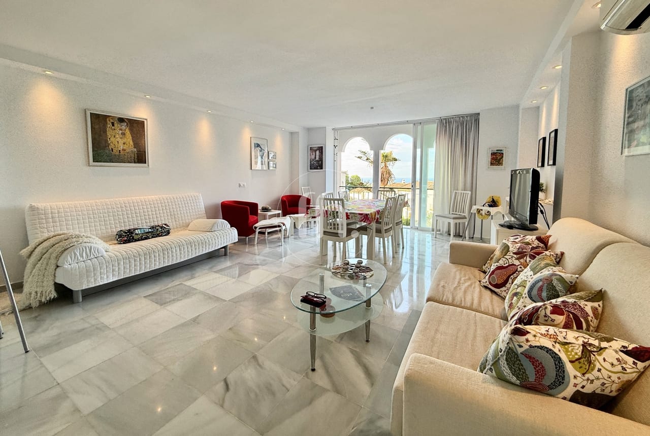 Spacious and bright apartment with elevated south facing views in Seghers, Estepona - Image 3