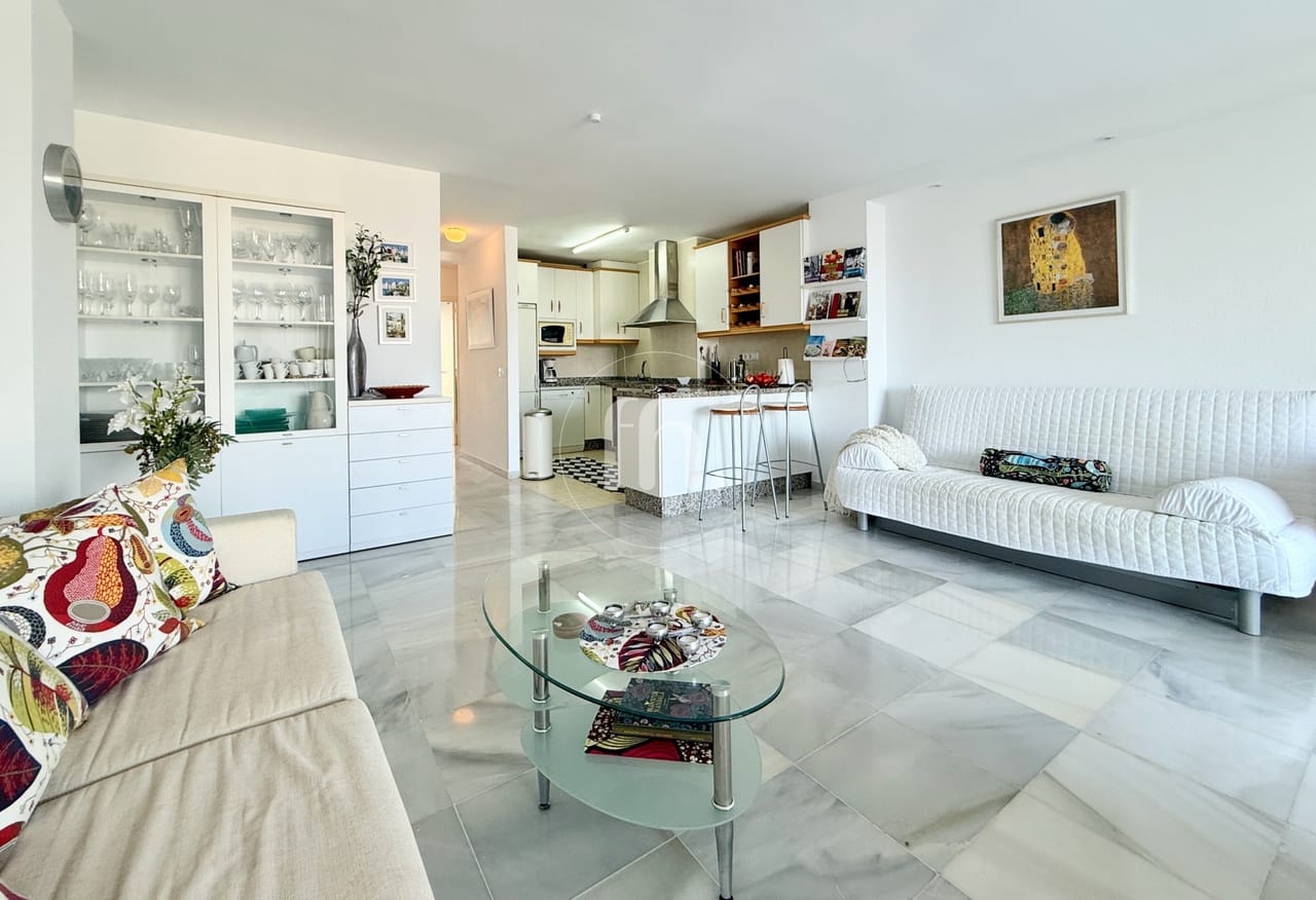 Spacious and bright apartment with elevated south facing views in Seghers, Estepona - Image 4