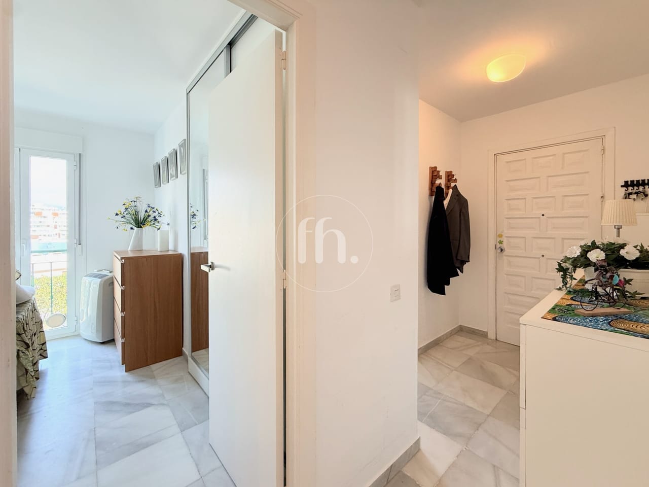 Spacious and bright apartment with elevated south facing views in Seghers, Estepona - Image 5