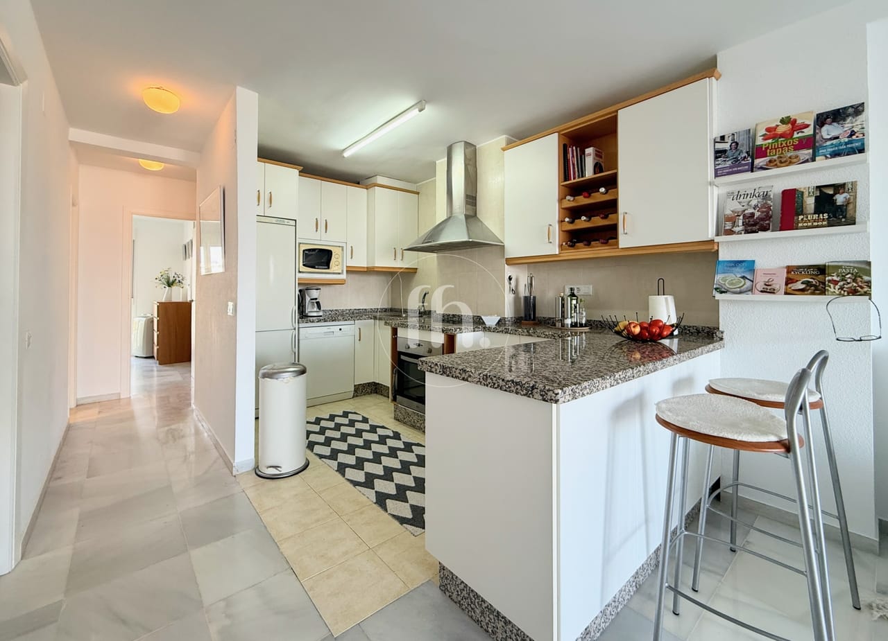 Spacious and bright apartment with elevated south facing views in Seghers, Estepona - Image 7