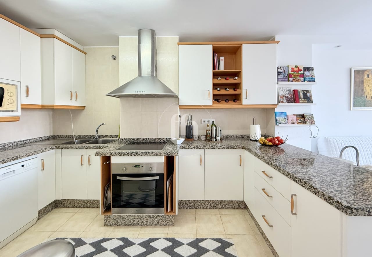 Spacious and bright apartment with elevated south facing views in Seghers, Estepona - Image 8