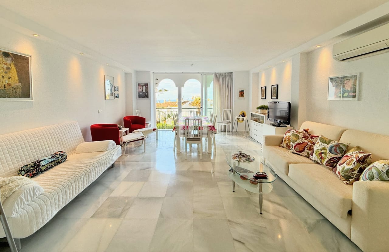Spacious and bright apartment with elevated south facing views in Seghers, Estepona - Image 9