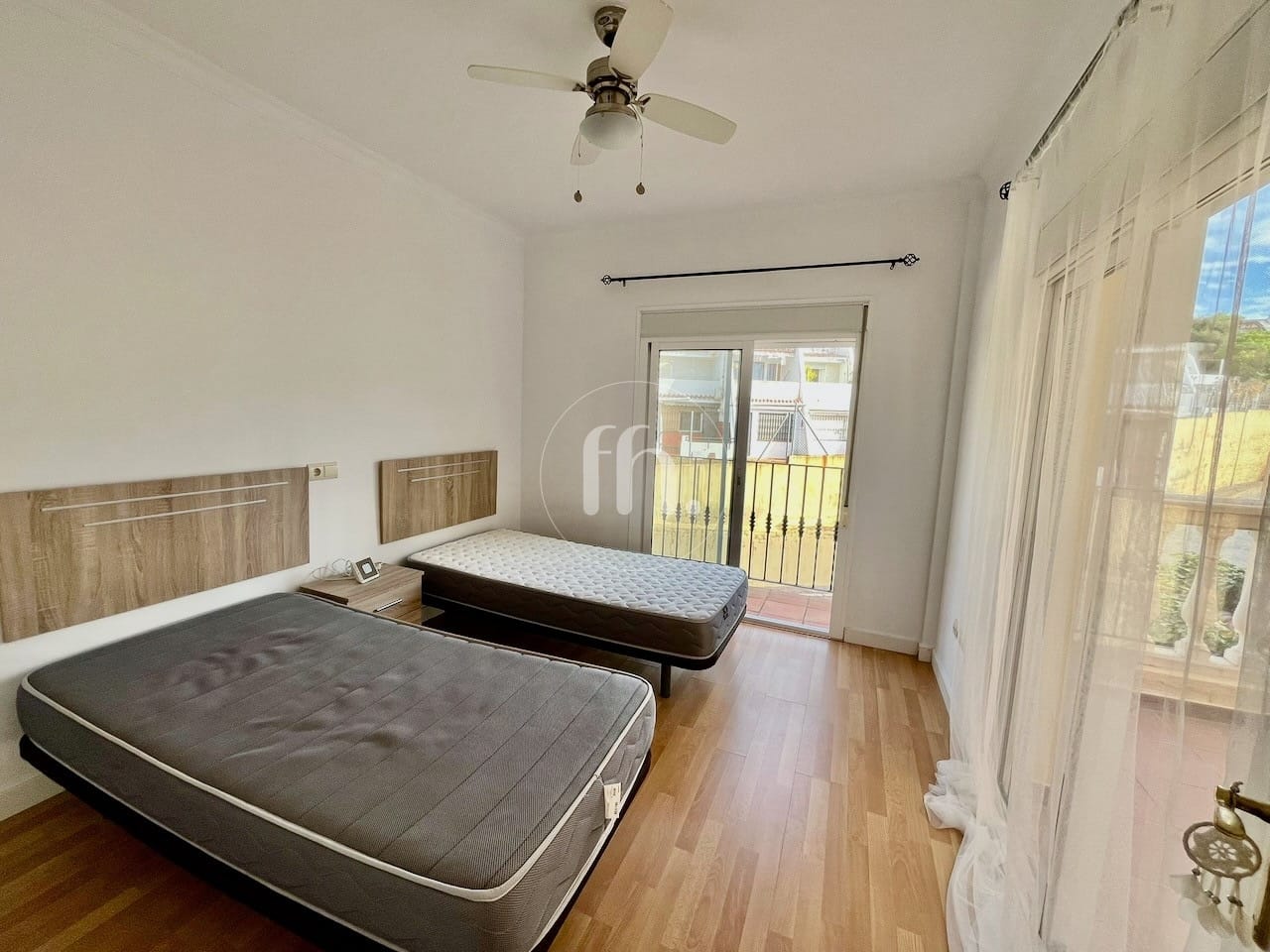 Townhouse for sale in Seghers Estepona with beautiful sea views - prime location!! - Image 14