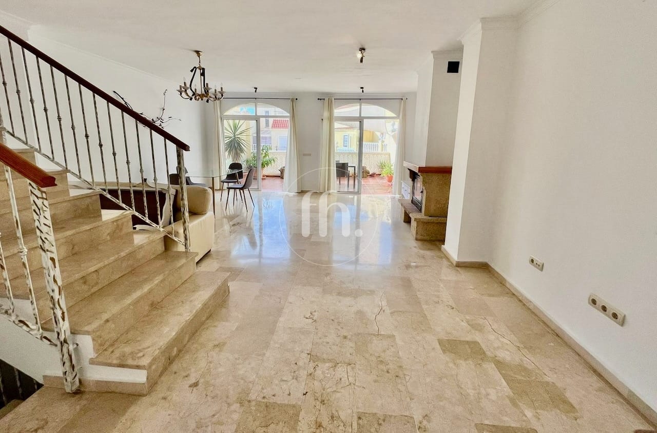 Townhouse for sale in Seghers Estepona with beautiful sea views - prime location!! - Image 4