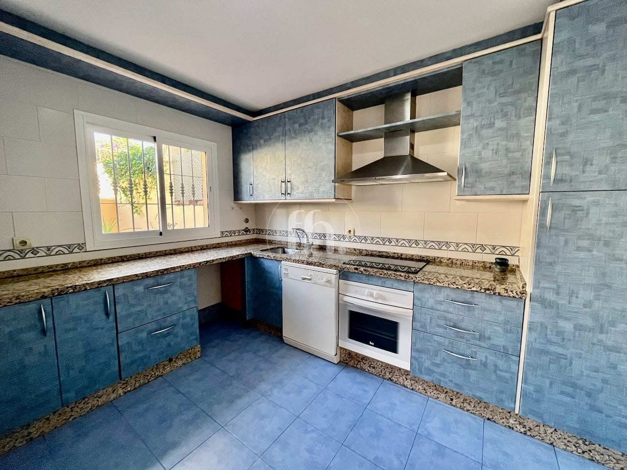 Townhouse for sale in Seghers Estepona with beautiful sea views - prime location!! - Image 5