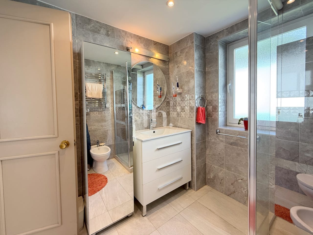 EXCLUSIVITÉ - PREMIÈRE LIGNE DU PORT - Appartement ensoleillé de 2 chambres exposé plein sud avec vue mer à Estepona Marina – Emplacement de choix et fort potentiel de rénovation - Image 18