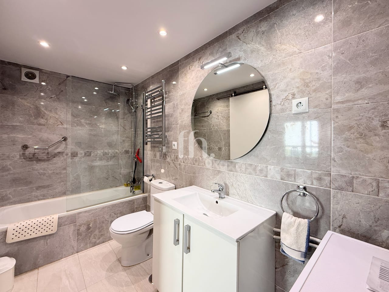 EXCLUSIVITÉ - PREMIÈRE LIGNE DU PORT - Appartement ensoleillé de 2 chambres exposé plein sud avec vue mer à Estepona Marina – Emplacement de choix et fort potentiel de rénovation - Image 14