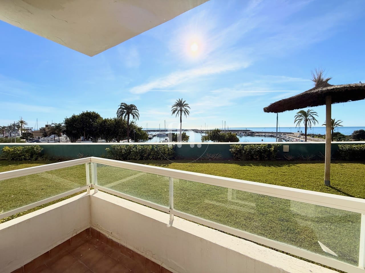 EXCLUSIVITÉ - PREMIÈRE LIGNE DU PORT - Appartement ensoleillé de 2 chambres exposé plein sud avec vue mer à Estepona Marina – Emplacement de choix et fort potentiel de rénovation - Image 17