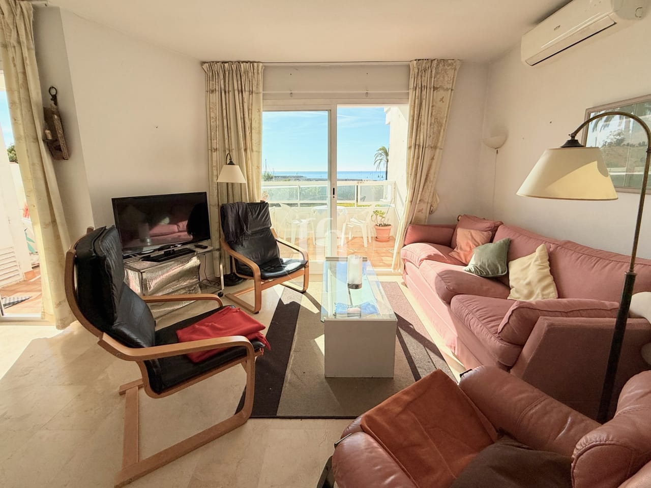 EXCLUSIVITÉ - PREMIÈRE LIGNE DU PORT - Appartement ensoleillé de 2 chambres exposé plein sud avec vue mer à Estepona Marina – Emplacement de choix et fort potentiel de rénovation - Image 6