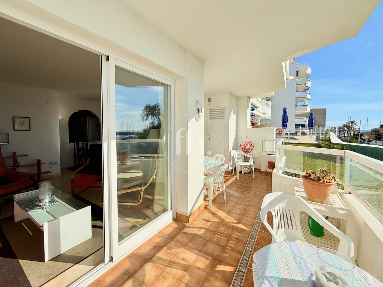 EXCLUSIVITÉ - PREMIÈRE LIGNE DU PORT - Appartement ensoleillé de 2 chambres exposé plein sud avec vue mer à Estepona Marina – Emplacement de choix et fort potentiel de rénovation - Image 4