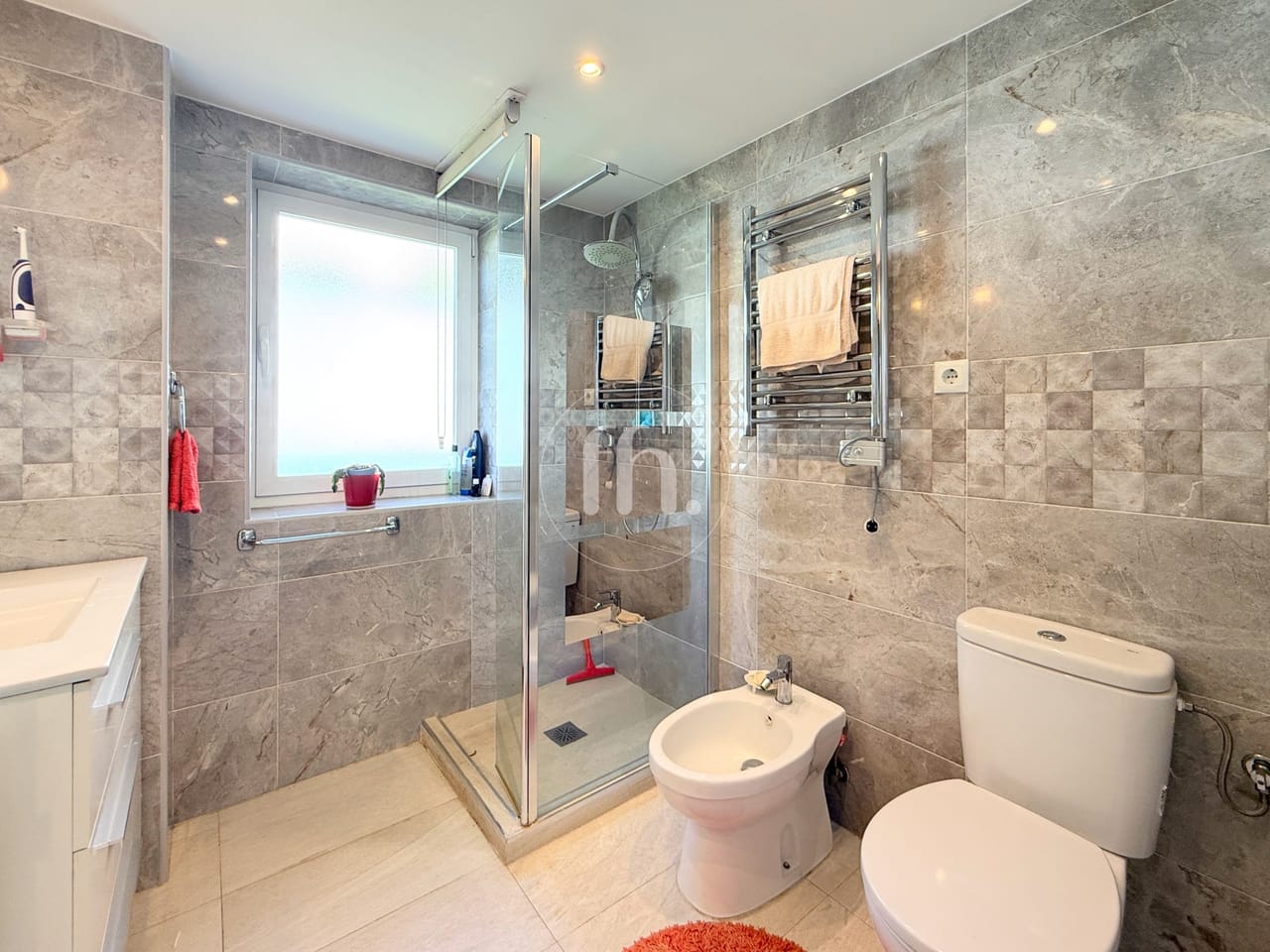 EXCLUSIVITÉ - PREMIÈRE LIGNE DU PORT - Appartement ensoleillé de 2 chambres exposé plein sud avec vue mer à Estepona Marina – Emplacement de choix et fort potentiel de rénovation - Image 7