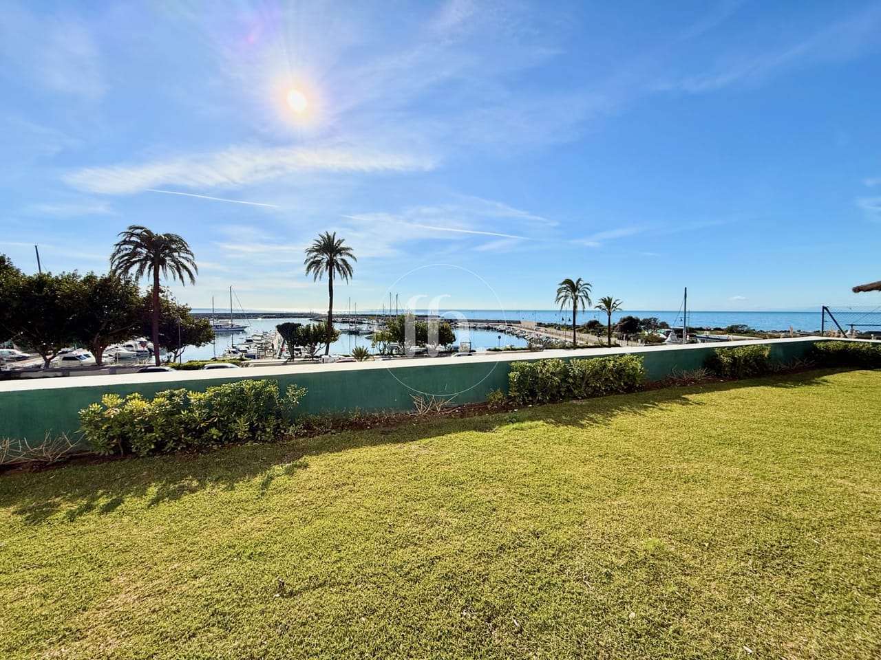 EXCLUSIVITÉ - PREMIÈRE LIGNE DU PORT - Appartement ensoleillé de 2 chambres exposé plein sud avec vue mer à Estepona Marina – Emplacement de choix et fort potentiel de rénovation - Image 12