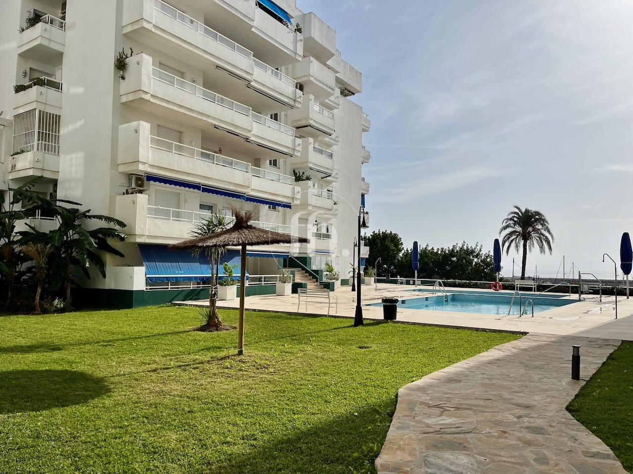 EXCLUSIVITÉ - PREMIÈRE LIGNE DU PORT - Appartement ensoleillé de 2 chambres exposé plein sud avec vue mer à Estepona Marina – Emplacement de choix et fort potentiel de rénovation - Image 15