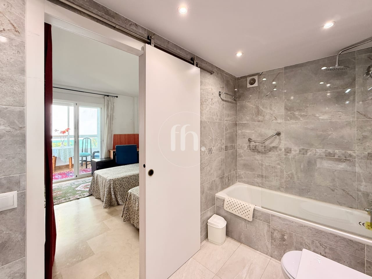 EXCLUSIVITÉ - PREMIÈRE LIGNE DU PORT - Appartement ensoleillé de 2 chambres exposé plein sud avec vue mer à Estepona Marina – Emplacement de choix et fort potentiel de rénovation - Image 10