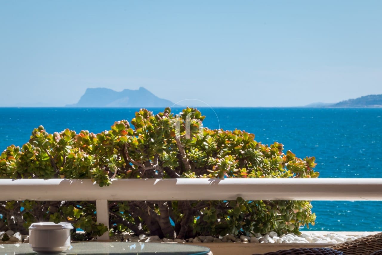 Front-line beach apartment for sale in Estepona marina - Image 10