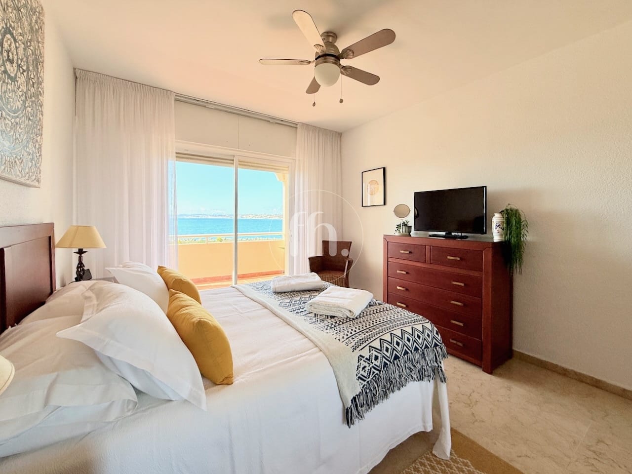 Front-line beach apartment for sale in Estepona marina - Image 15