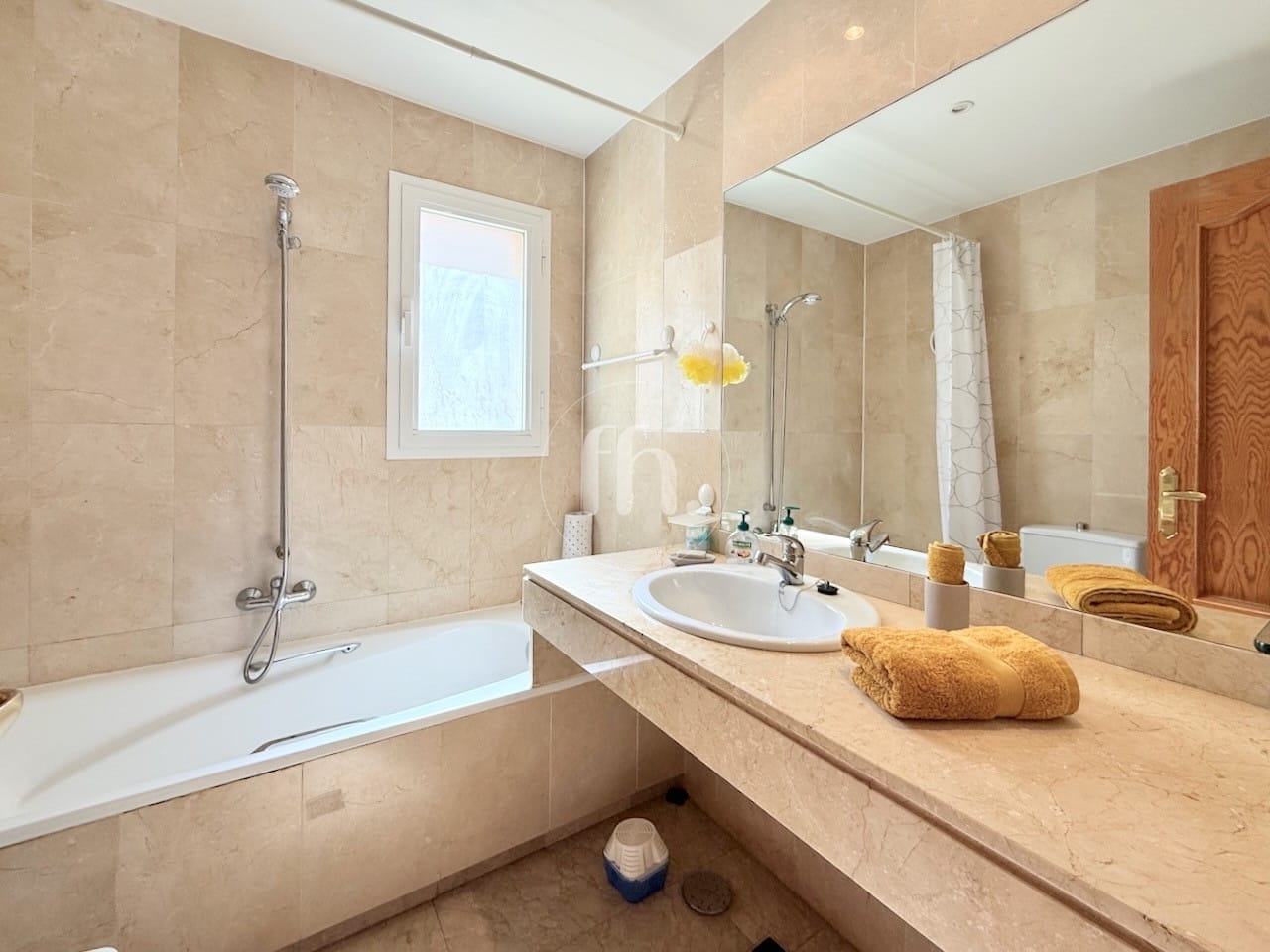 Front-line beach apartment for sale in Estepona marina - Image 16