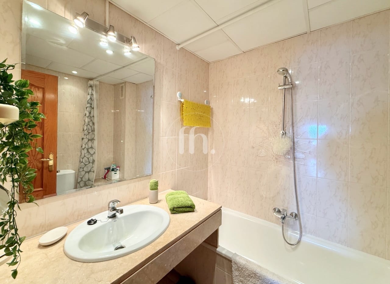 Front-line beach apartment for sale in Estepona marina - Image 19