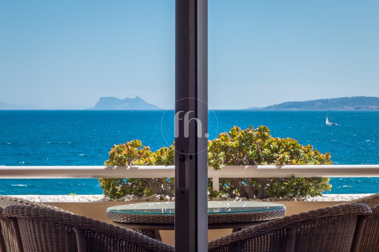 Front-line beach apartment for sale in Estepona marina — vue alternative