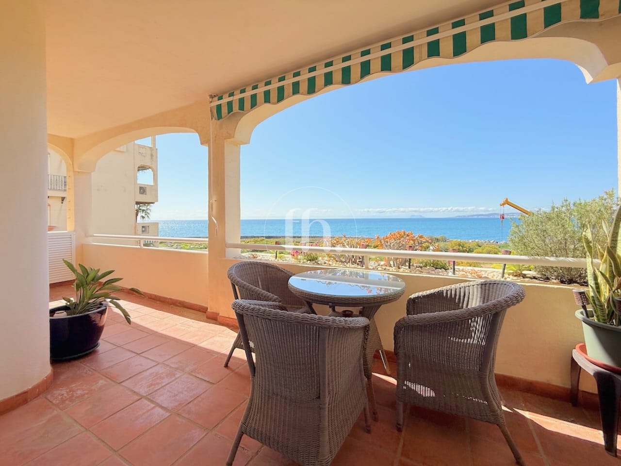Front-line beach apartment for sale in Estepona marina - Image 3