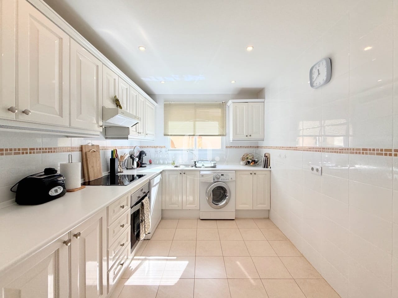 Front-line beach apartment for sale in Estepona marina - Image 7