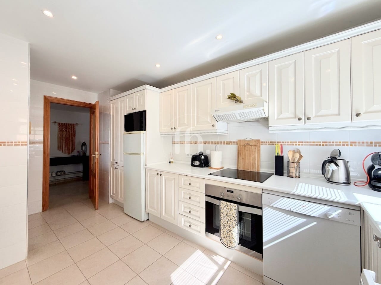 Front-line beach apartment for sale in Estepona marina - Image 9