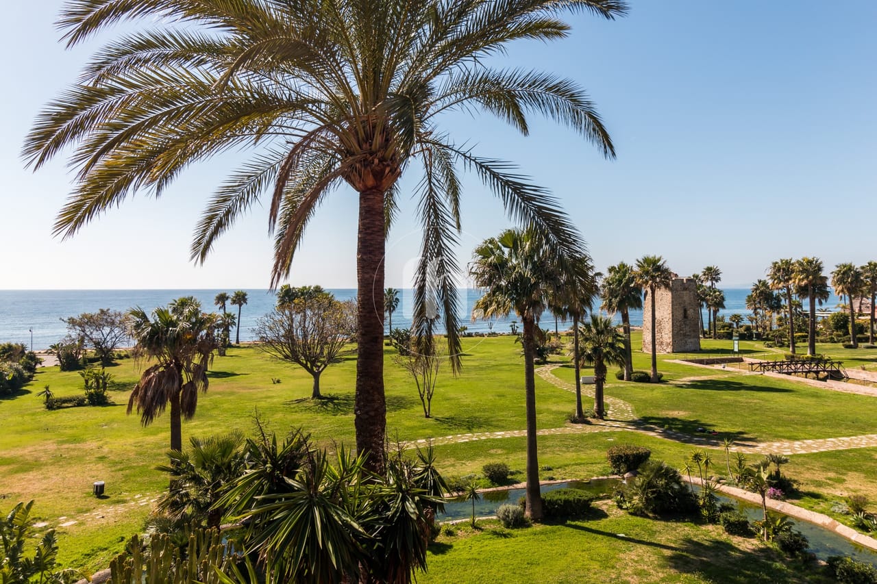 Spectacular Beachfront Duplex Penthouse – Torre Bermeja, Estepona - Image 11