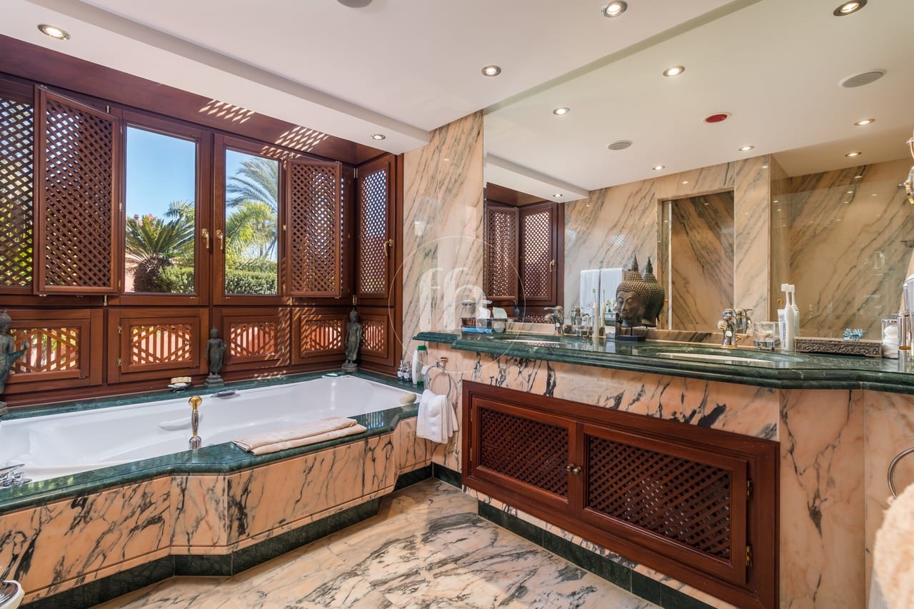 Spectacular Beachfront Duplex Penthouse – Torre Bermeja, Estepona - Image 19