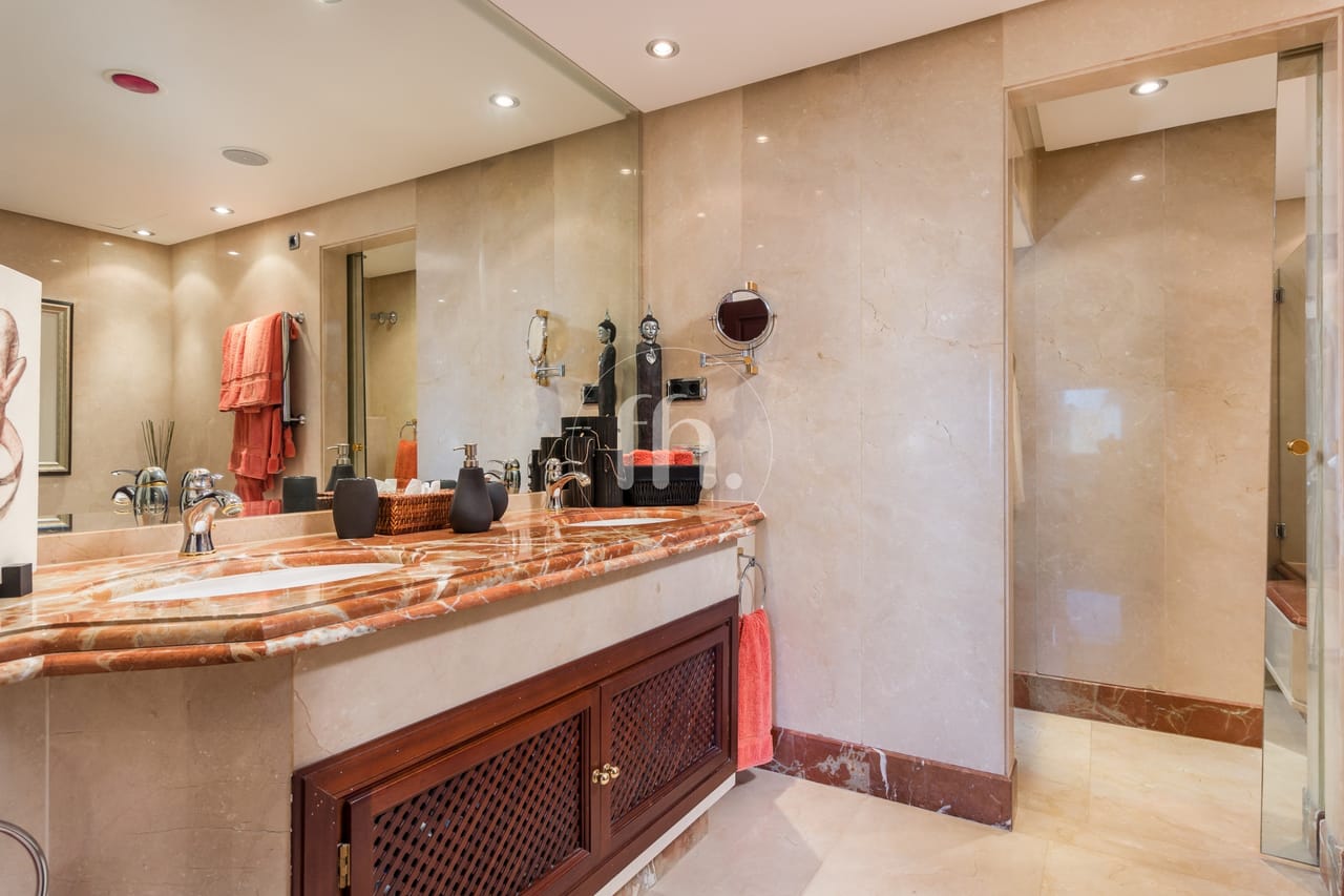 Spectacular Beachfront Duplex Penthouse – Torre Bermeja, Estepona - Image 22