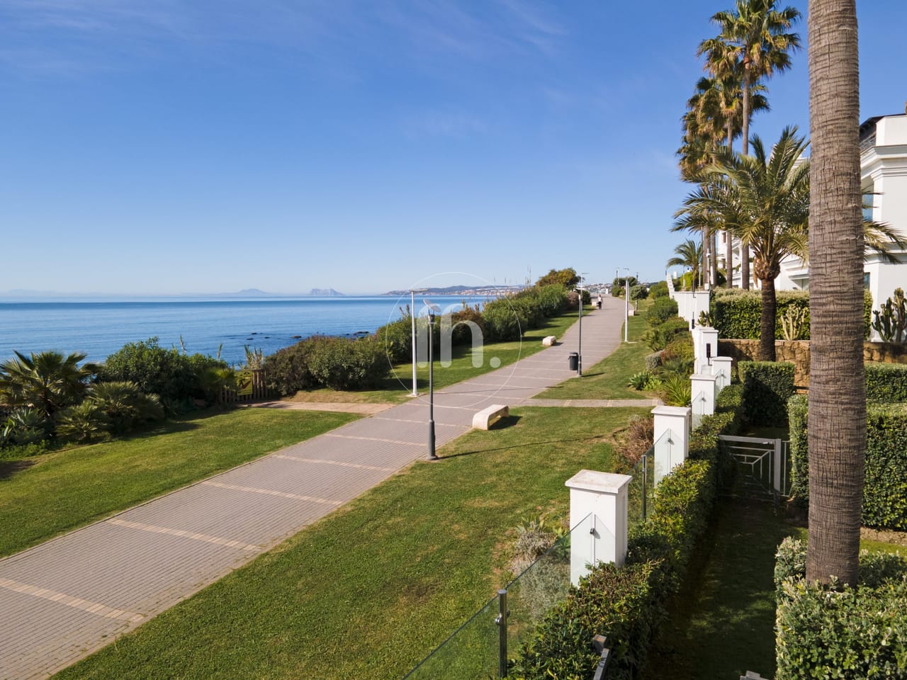 Frontline Beach apartment with Panoramic Sea Views in Doncella Beach, Estepona - Image 12