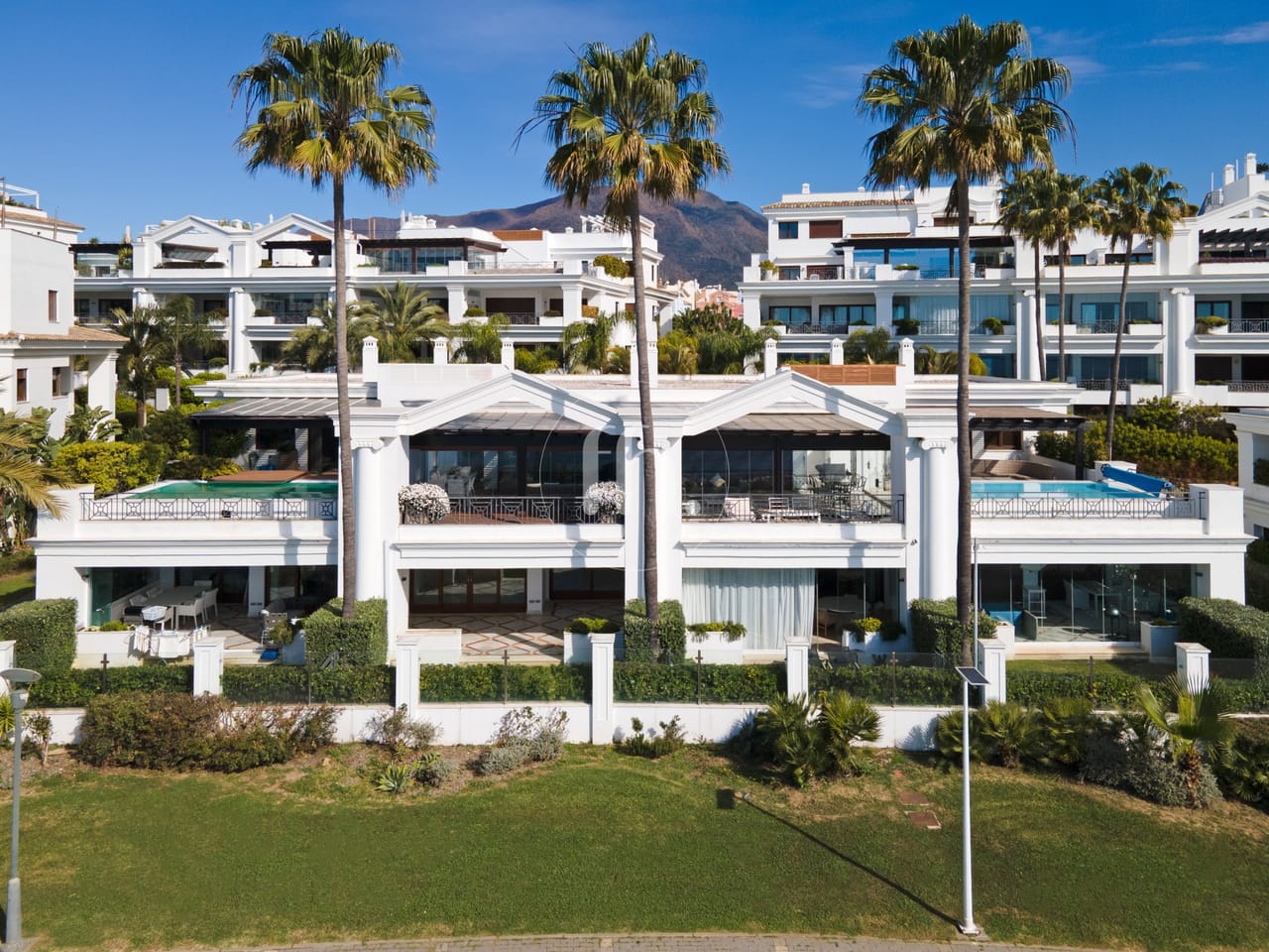 Frontline Beach apartment with Panoramic Sea Views in Doncella Beach, Estepona - Image 13