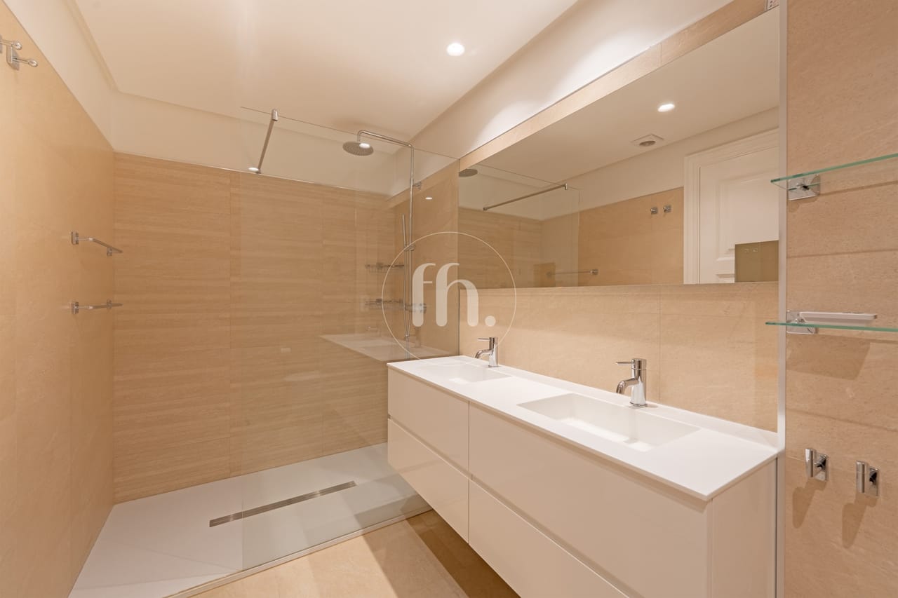 Frontline Beach apartment with Panoramic Sea Views in Doncella Beach, Estepona - Image 16