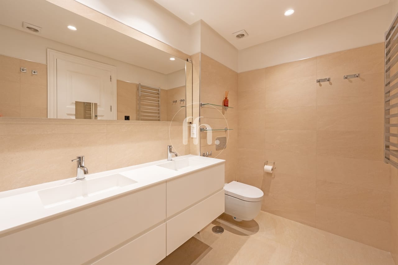 Frontline Beach apartment with Panoramic Sea Views in Doncella Beach, Estepona - Image 21