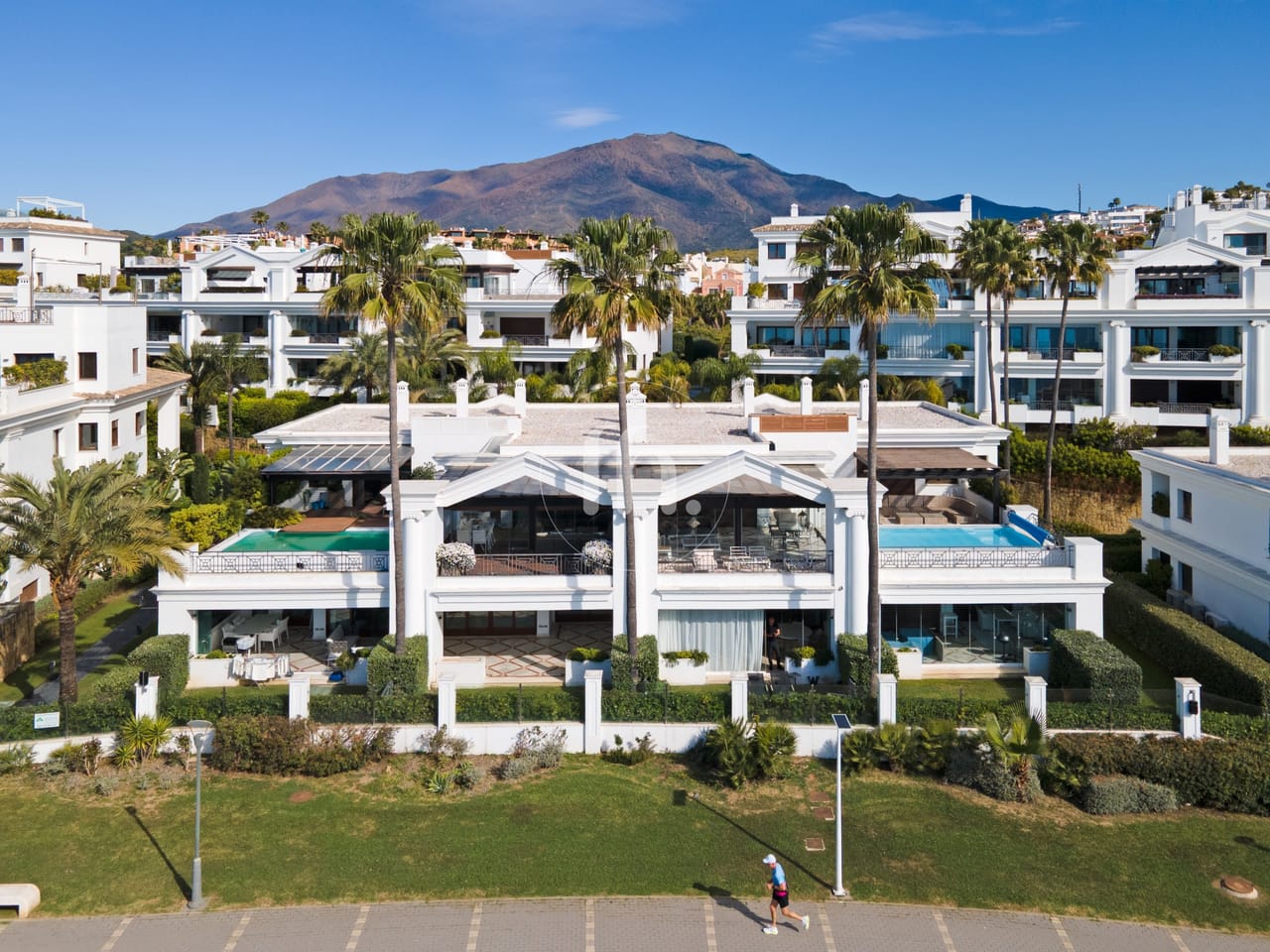 Frontline Beach apartment with Panoramic Sea Views in Doncella Beach, Estepona - Image 33