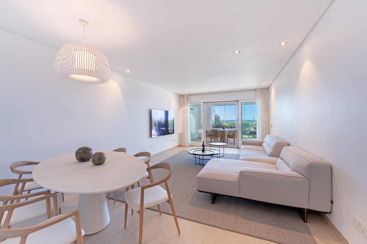 Frontline Beach apartment with Panoramic Sea Views in Doncella Beach, Estepona - Image 4