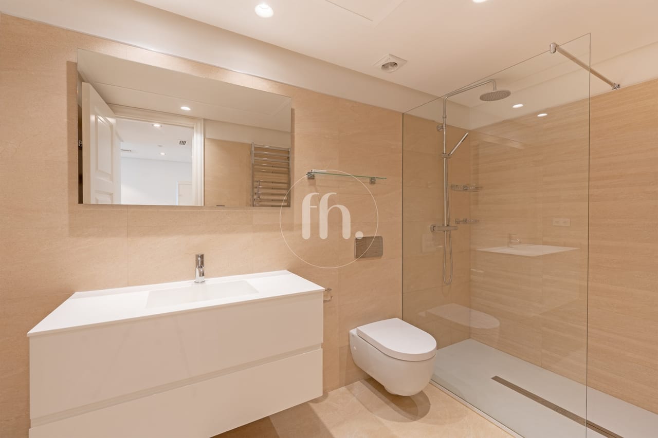 Frontline Beach apartment with Panoramic Sea Views in Doncella Beach, Estepona - Image 8