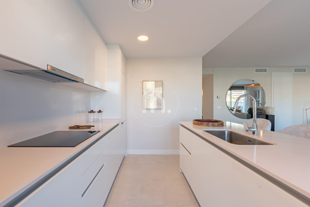 Modern 3-Bedroom Penthouse with Private Solarium in Las Mesas, Estepona - Image 9