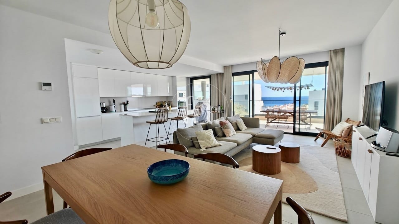 Elegant 4-Bedroom Apartment with Sea Views in Las Mesas Estepona