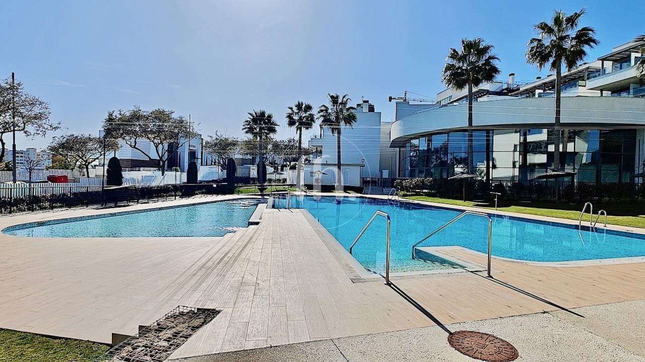 Elegant 4-Bedroom Apartment with Sea Views in Las Mesas Estepona — alternate view