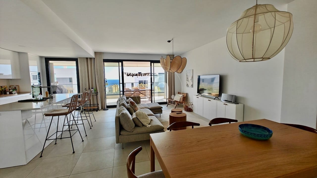 Elegant 4-Bedroom Apartment with Sea Views in Las Mesas Estepona - Image 8