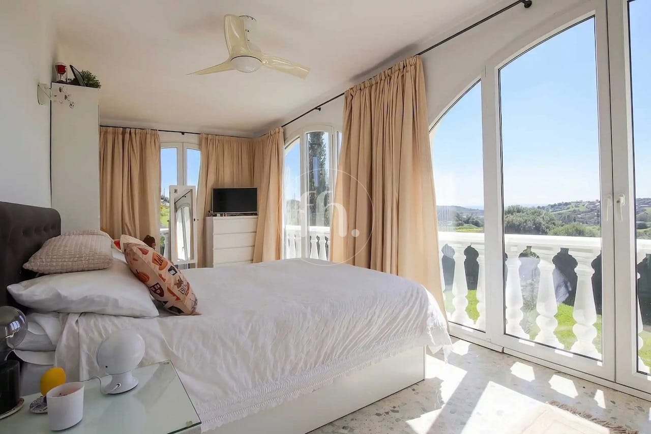 Villa Altos de Estepona – Spacious Detached Villa with Large Plot and Panoramic Views - Image 10