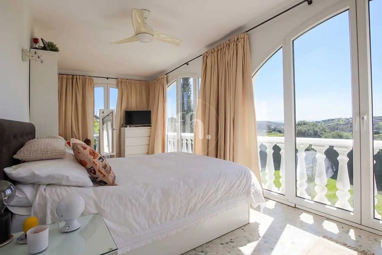 Villa Altos de Estepona – Spacious Detached Villa with Large Plot and Panoramic Views - Image 11