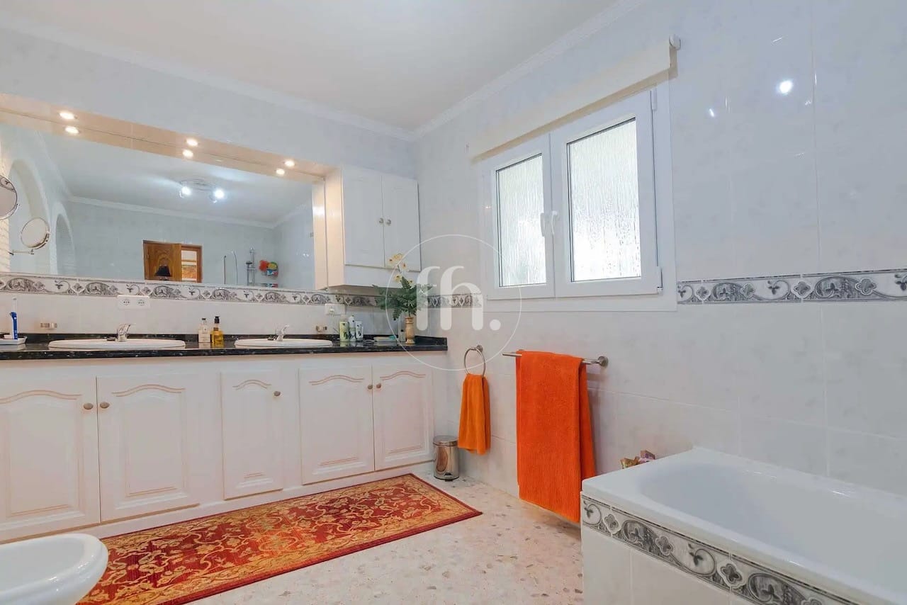 Villa Altos de Estepona – Spacious Detached Villa with Large Plot and Panoramic Views - Image 12