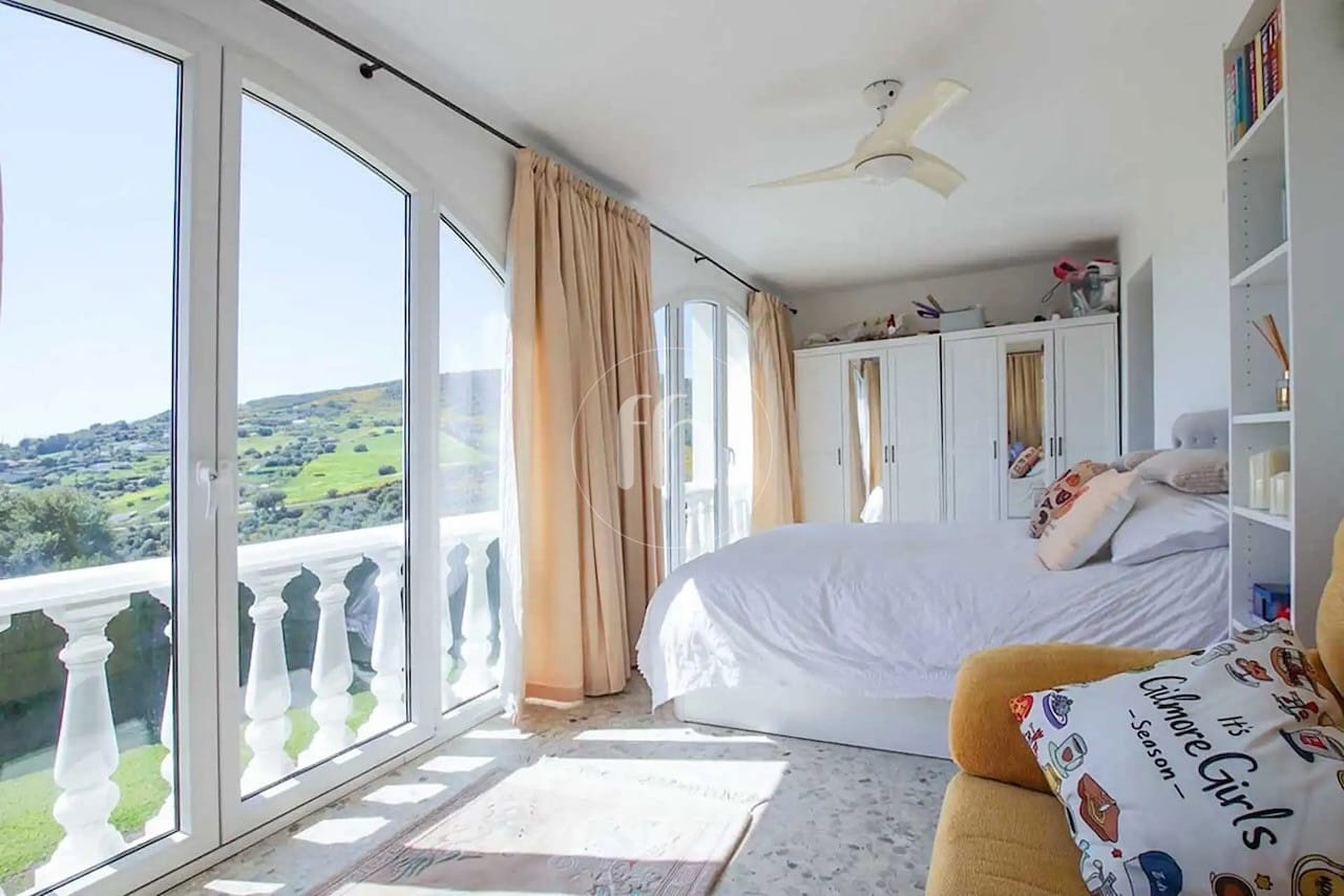 Villa Altos de Estepona – Spacious Detached Villa with Large Plot and Panoramic Views - Image 13