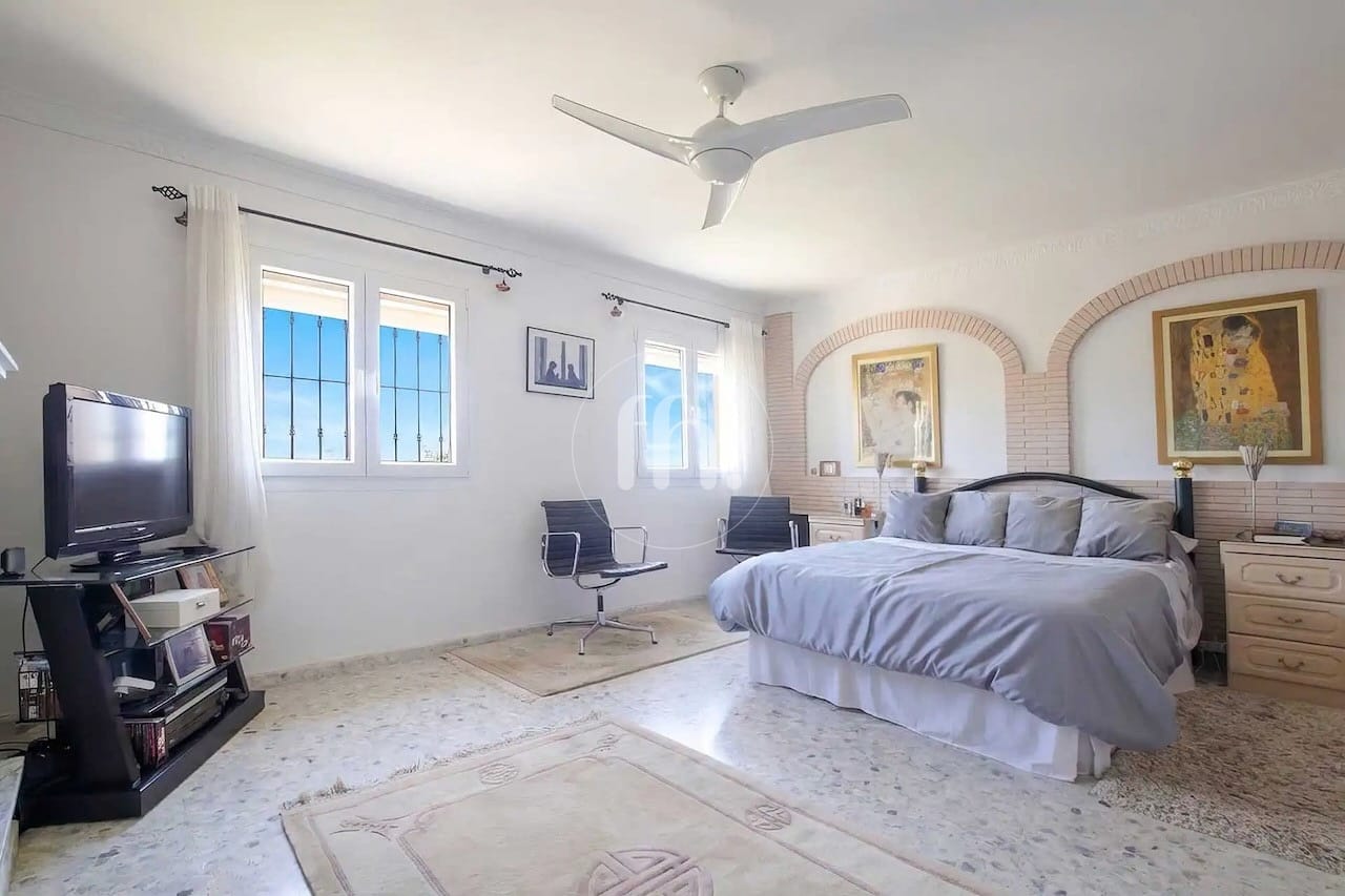 Villa Altos de Estepona – Spacious Detached Villa with Large Plot and Panoramic Views - Image 15