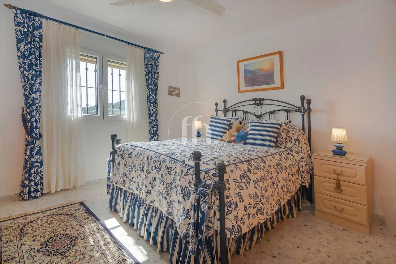 Villa Altos de Estepona – Spacious Detached Villa with Large Plot and Panoramic Views - Image 16