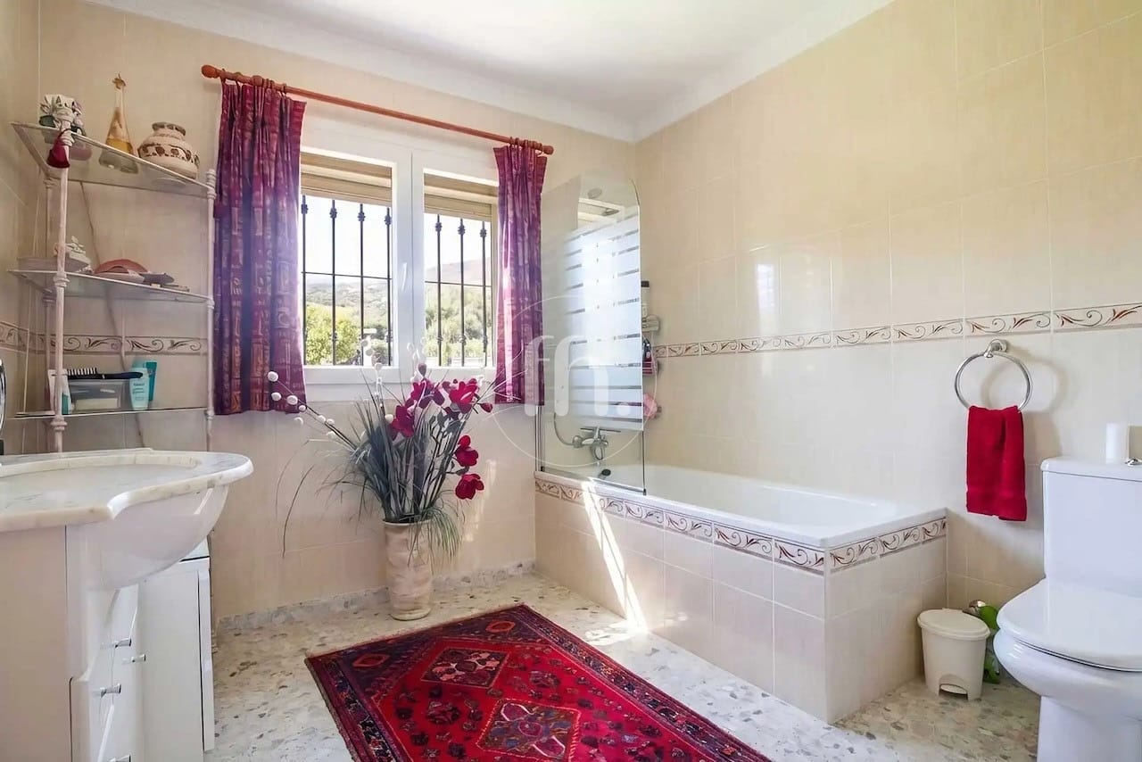 Villa Altos de Estepona – Spacious Detached Villa with Large Plot and Panoramic Views - Image 18