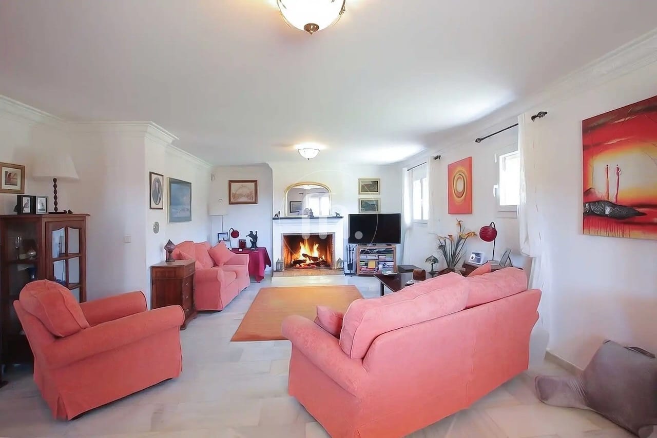 Villa Altos de Estepona – Spacious Detached Villa with Large Plot and Panoramic Views - Image 7