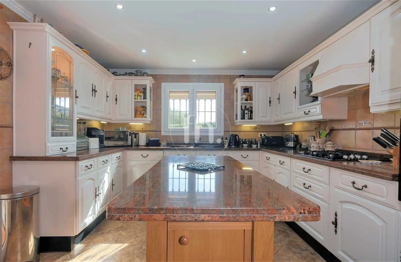 Villa Altos de Estepona – Spacious Detached Villa with Large Plot and Panoramic Views - Image 9