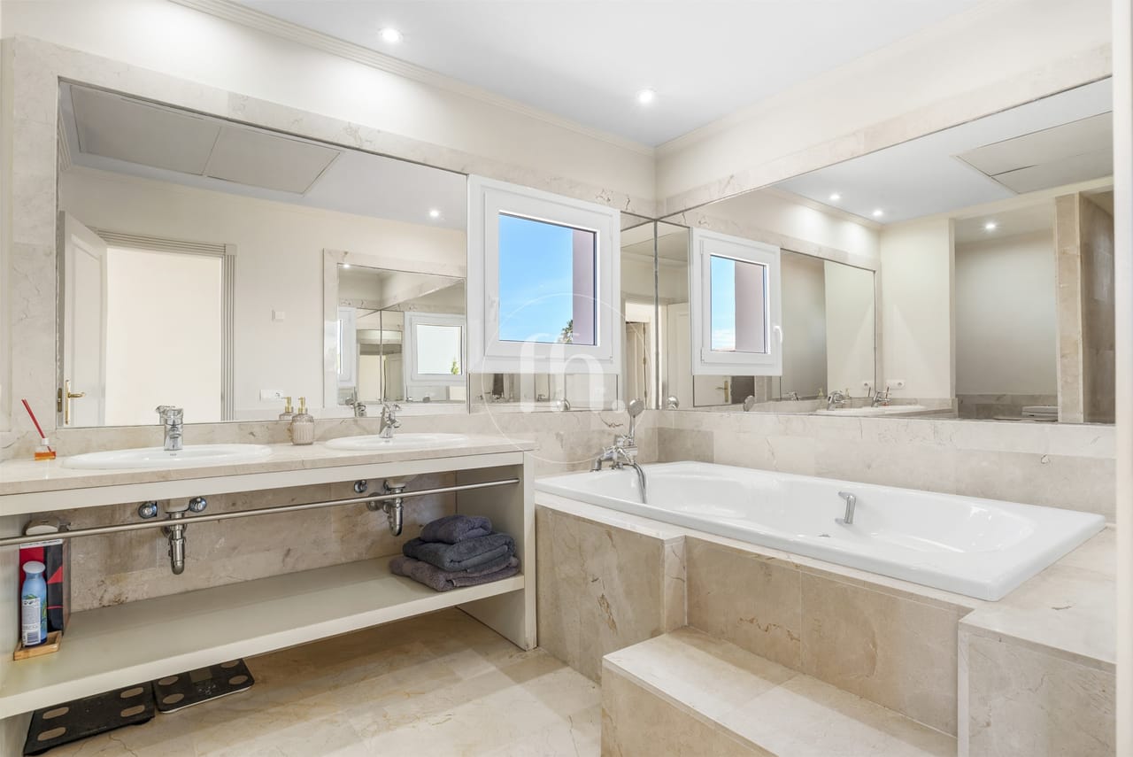 Immaculate villa for sale in La Paloma de Manilva with breathtaking sea views - Image 20